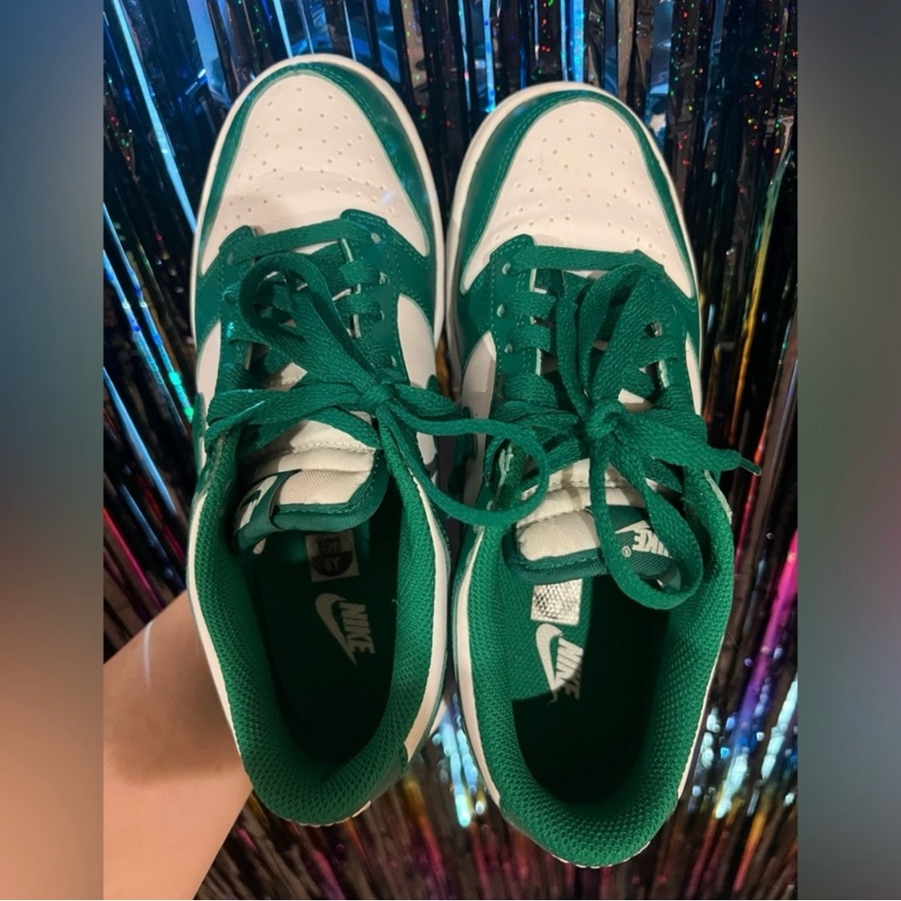 Big Kids Nike Dunks Green and white size 6 is equivalent to women’s 7 1/2 - Picture 4 of 5